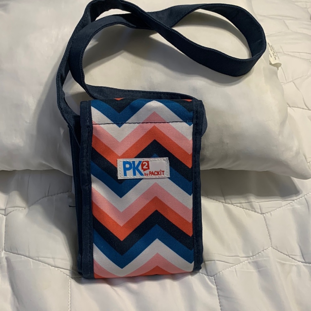 Pack it 2, smaller carry bag perfect for a cold bottle of wine to transport